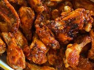 Рецепта Глазирани печени пилешки крилца с марината с кока кола и кетчуп на фурна